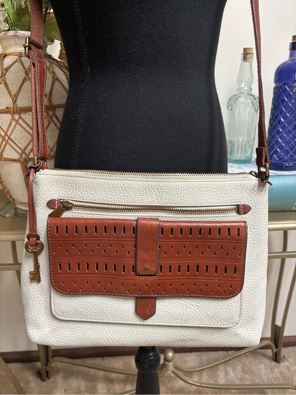 Fossil Y2K Cream & Brown Pebbled Leather Crossbody Bag / Purse With Front Pocket